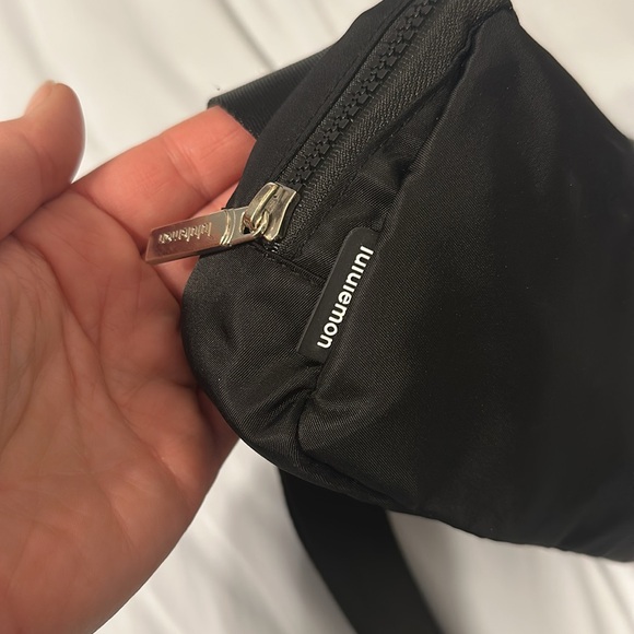 lululemon athletica everywhere belt bag 1L black EUC - Picture 6 of 8